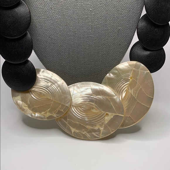 ♥️SALE! 3for$15 Vintage Black and Cream Seashell Necklace 16” - Picture 2 of 7